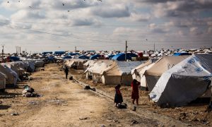 UNHCR Lager mit Zelten und 2 spielenden Kindern auf einem Weg