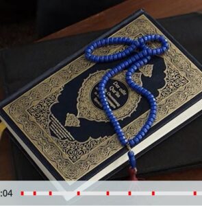 Still aus Video. Sebastian wird Salafist. Es zeigt Koran und Gebetskette.