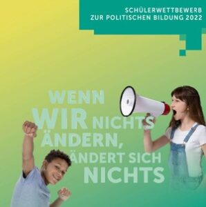 Oben rechts steht in einer Sprechblase: Schülerwettbewerb zur Politischen Bildung 2022". Ein Mädchen steht darunter mit einem Megaphon. Unten links steht ein Junge und hebt die Hände zur Faust nach oben. Zwischen ihnen steht "Wenn wir nichts ändern, ändert sich nichts."