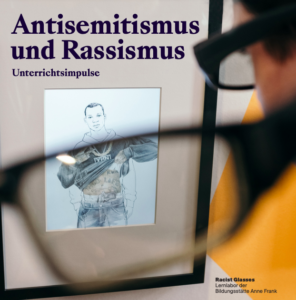 Als Titel steht über dem Bild Antisemitismus und Rassismus - Unterrichtsmaterialien. Das Foto wurde zum Teil durch ein Brillenglas aufgenommen, rechts ist eine weitere Person mit Brille. Durch die Brille sieht man die Zeichnung eines jungen Mannes. Der Teil der Zeichnung, den man durch die Brille sieht, zeigt den jungen Mann mit Tattoos, Goldketten und einer Pistole. Unten rechts steht: Racist Glasses. Lernlabor der Bildungsstätte Anne Frank.