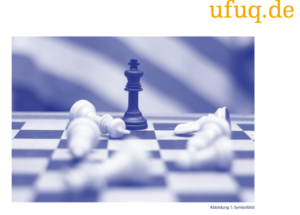 Oben rechts ist das Logo von ufuq.de. Auf dem Bild sind umgeworfene weiße Schachfiguren zu sehen. Die einzige Figur, die noch steht, ist der schwarze König.