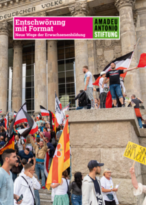 Menschen stehen mit Reichsflaggen vor dem Deutschen Reichstagsgebäude. Oben steht: Entschwörung mit Format, Neue Wege der Erwachsenenbildung. Rechts daneben: Amadeu Antonio Stiftung.