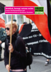 Eine Frau mit einer Reichsflagge, verschwommen. Oben steht: Weiblich, bewegt, extrem rechts. Frauen, Rechtspopulismus und Rechtsextremismus in Nordrhein-Westfalen. Rechts: Amadeu Antonio Stiftung.